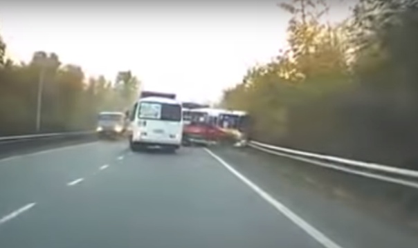 Опубликовано ВИДЕО массовой аварии в Новокузнецке, где автобус "собрал" 3 легковушки