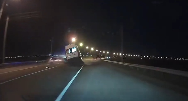 Момент лобовой аварии "скорой помощи" на мосту в Воронеже попал на ВИДЕО