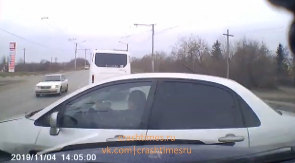 "Семь аварий за год" В Омске объявился "учитель" на автомобиле Mercedes ML