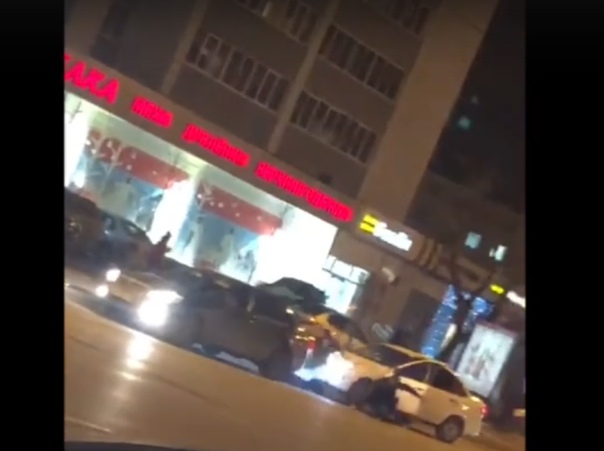 Дорожный конфликт в Казани: неадекватный водитель пытался задавить людей и протаранил несколько автомобилей. ВИДЕО