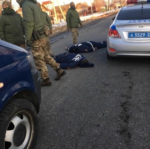 В сети появилось видео жесткого задержания полицейских в Приморье