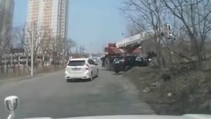 Во Владивостоке у автокрана отказали тормоза и он снес на встречке легковушку