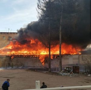 Крупный пожар в Якутии: горят торговые ряды. ВИДЕО из Нерюнгри