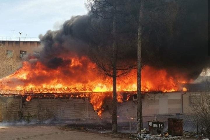 Крупный пожар в Якутии: горят торговые ряды. ВИДЕО из Нерюнгри