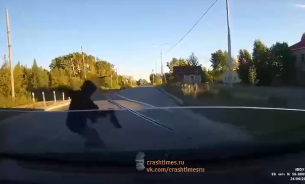 Перебегающих дорогу детей сбивают автомобили. Сразу два ДТП в Свердловской области попали на ВИДЕО
