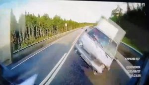 Hyundai Porter взлетел в лоб фуре. Смертельное ДТП на трассе Пермь – Екатеринбург попало на видео