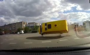 "Как в кино" Скорая, подпрыгнув в воздухе, приземлилась в сантиметрах от машины с регистратором